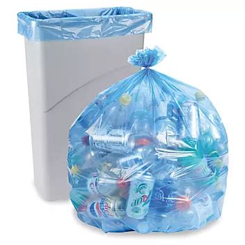 Bacs de recyclage bleus et sacs de recyclage .